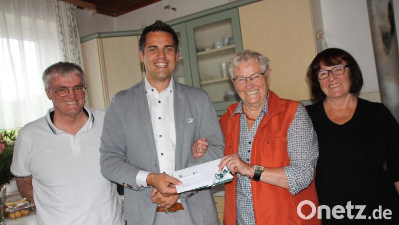 Bei guter Gesundheit feiert Theresia Treiber ihren 85. Geburtstag und freut sich besonders über den Besuch „eines so jungen Bürgermeisters“ Rudolf Teplitzky, der ihr zusammen mit ihren Kindern Franz (links) und Monika (rechts) zum Ehrentag gratuliert. Bild: frd