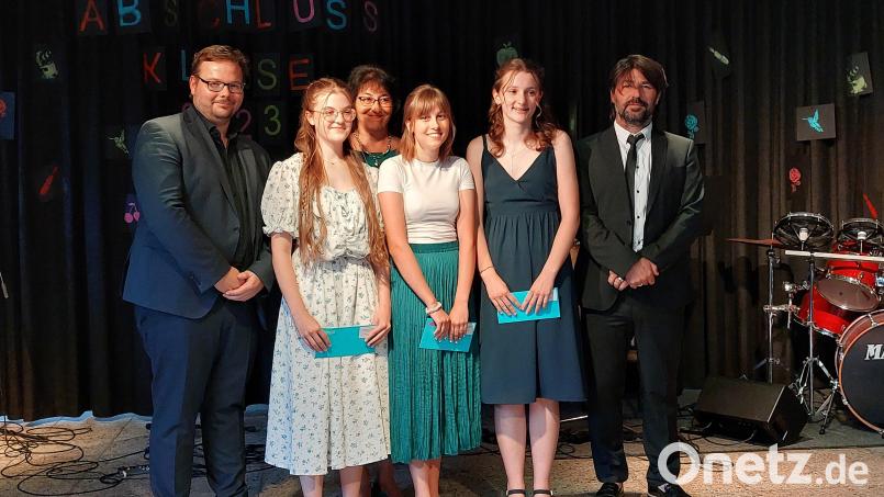 Die Schulleitung gratuliert den drei Jahrgangsbesten. Bild: Naabtal Realschule/exb