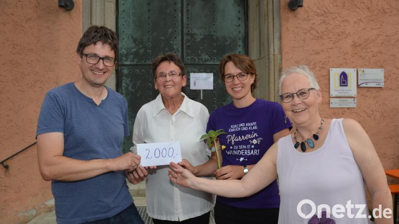 2000 Euro bringt Christa Wildenauer für die Innenrenovierung der evangelischen Stadtkirche vorbei. Die Vertrauensleute des Kirchenvorstands, Uli Münchmeier (links) und Ulrike Kießling (rechts), freuen sich mit Stadtpfarrerin Carmen Riebl (Zweite von rechts) über diesen großartigen Baustein. Bild: dob