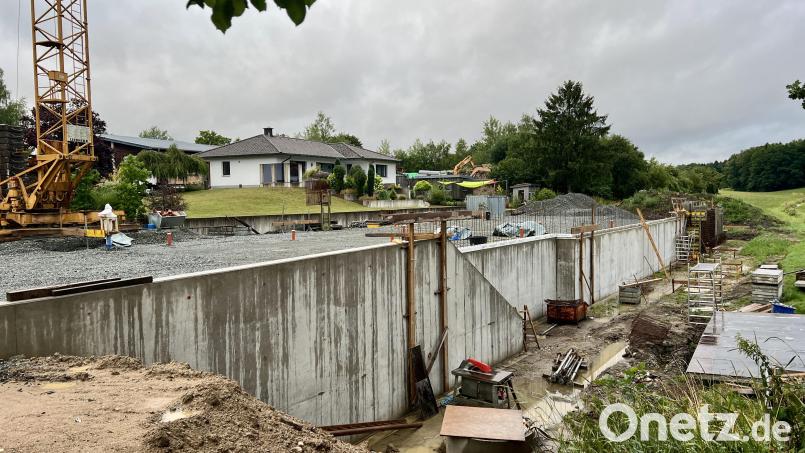Die Baustelle für das neue Feuerwehrhaus im Ortsteil Lanz. Für September war das Hebfest geplant, daran ist derzeit nicht zu denken. Bild: Eichl