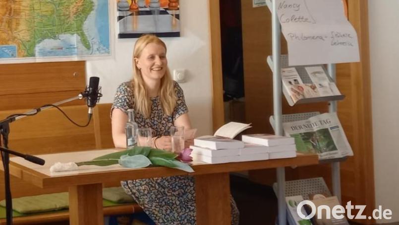 Autorin Anja Schuh bei der Lesung im Mehrgenerationenhaus. Bild: Literarischer Arbeitskreis Mitterteich/exb