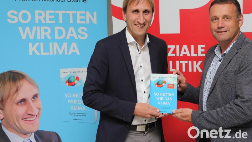 Professor Michael Sterner mit seinem Buch bei der SPD-Veranstaltung im Kubus in Ursensollen. Rechts im Bild der SPD-Kreisvorsitzende Uwe Bergmann. Bild: Wolfgang Steinbacher
