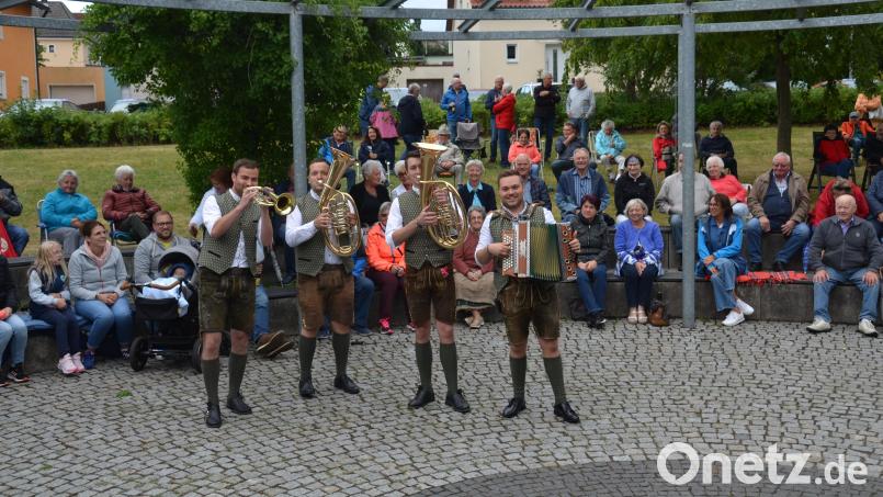 Wenn die &quot;Hulzstoussboum&quot; auftreten, sind Spaß und Stimmung garantiert. Daran kann selbst ein Regenschauer nichts ändern. Julian Bauer mit Flügelhorn, Andreas Holfelner und Konstantin Stahl mit Tenorhorn und Jonas Kraus mit der Steirischen (von links) geben ein überzeugendes Debüt im Stadtpark ab. Bild: dob