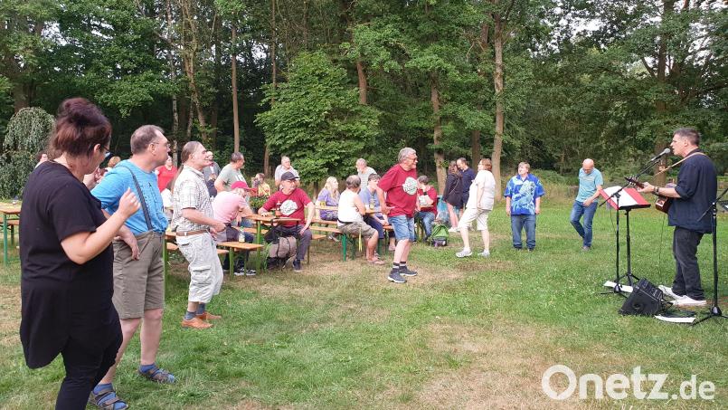 Gute Stimmung herrscht beim Sommerkonzert für Menschen mit Handicap an der Wernberger OWV-Hütte. Bild: Beutner/exb