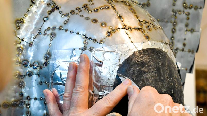 Hanna Regina Uber bearbeitet gerade das Wachsmodell für das Gesicht der Madonna. Bild: Petra Hartl