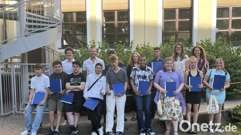 Die Stötzner-Schule verabschiedet zwölf Schüler. Mit ihnen freuen sich Schulleiterin Franziska Schubert (hinten rechts), Fachlehrerin Anna-Lena Gollwitzer (Zweite von links), Jugendsozialarbeiterin Corina Lutz (hinten Mitte), Klassenleiter Jonas Schieder (links) und Fachlehrer Tobias Greger (Zweiter von links). Bild: Stötzner-Schule/exb