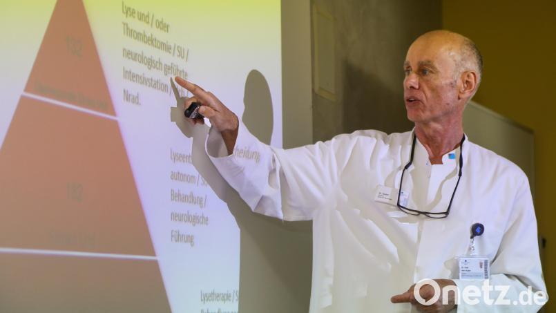 Dr. Frank Huber, der Chefarzt der Klinik für Neurologie am Klinikum St. Marien, erläutert, wo das Klinikum bei der Behandlung von Schlaganfallpatienten steht. Bild: Wolfgang Steinbacher