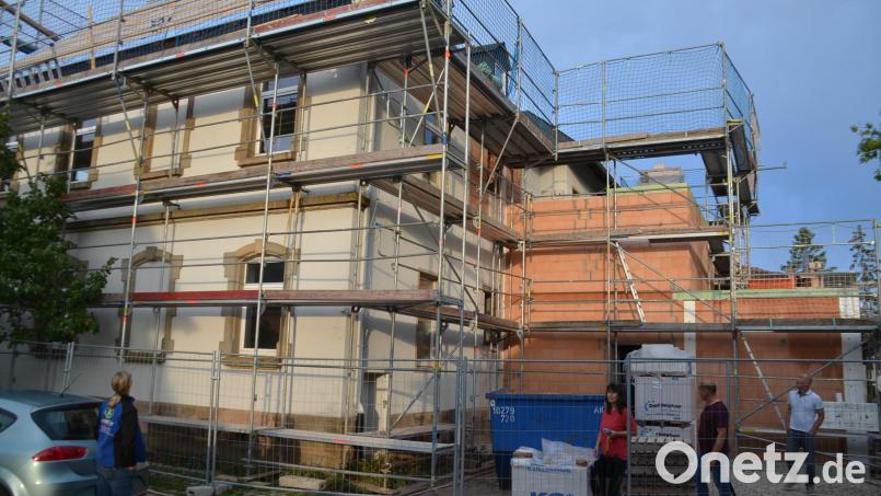 Auf der Gebäuderückseite des alten Schulhauses wurde der neue Eingangsbereich der künftigen Kindertagesstätte samt Foyer angebaut. Bild: ak