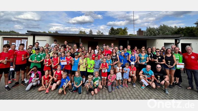 Die Gesamtsieger der Laufserie um den OVL-Cup wurden auf dem Sportgelände des TuS Mitterteich geehrt. Auf dem Bild sind alle Klassensieger mit dem TuS-Präsident und Vorsitzenden des OVL-Cups, Anton Bauernfeind (rechts). Bild: jr