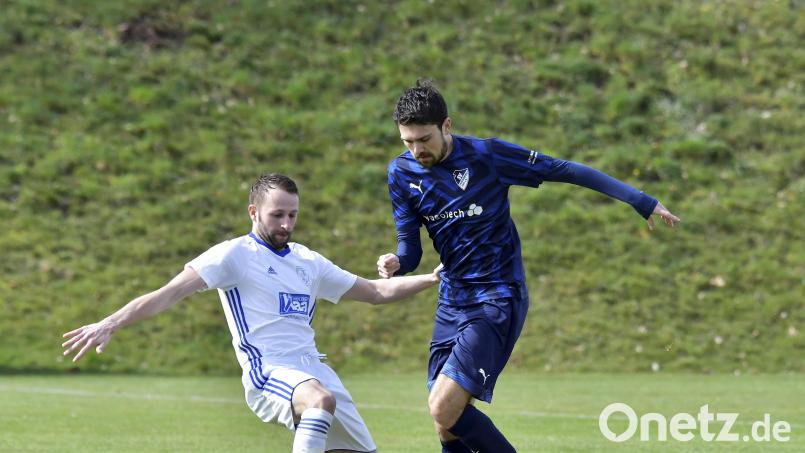 In der vergangenen Saison trug Sebastian Hummel (rechts, Szene aus der Partie gegen den TuS Schnaittenbach) noch das Trikot des SV Freudenberg. Am Sonntag trifft er mit der DJK Ensdorf auf seinen Ex-Verein. Archivbild: Hubert Ziegler