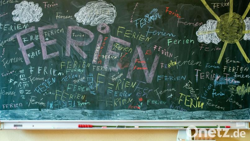 Das Wort „Ferien“ steht an einer Tafel in einem Klassenzimmer einer Grundschule. Bild: Patrick Pleul/ZB/dpa