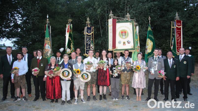 Die neuen Gauschützenkönige des Stiftlandgaus, eingerahmt von den letztjährigen Gauschützenkönigen und den Ehrengästen. Die neuen Gauschützenkönige (von Zweiter von rechts) sind Erik Dobler, Tanja Bäuml, Georg Wurm, Hanna Lindner, Franziska Kraus und Florian Beer, links daneben die beiden Bezirkskönige Sabrina Hößl und Michael Bauer. Bild: kro