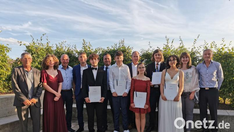 Abschlussfeier an der Mittelschule Kümmersbruck: die erfolgreichen Absolventen mit ihren Klassleitern sowie Bürgermeister Roland Strehl (Dritter von links), Schulleiter Florian Fuchs (Vierter von links) und Konrektor Markus Gleißner (Sechster von links). Bild: pop