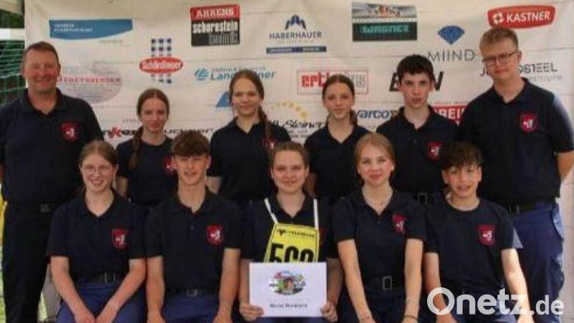 Die deutsche Gruppe bei der Siegerehrung: Im Bild (von links) vorne Emma Fuchs, Alexander Killermann, Klara Bösl, Sophie Janner und Andreas Spachtholz, dahinter Jugendbetreuer Uwe Groß, Thea Röhrl, Katrin Nesner, Hannah Killermann, Jonas Roiger und Micheal Spachtholz. Bild: Mösbauer/exb