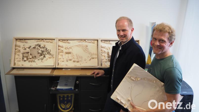 Die Qual der Wahl haben Bürgermeister Konrad Kiener und Wolfgang Geitner vom Bauamt (rechts) hautnah erfahren beim Ideenwettbewerb für die Schöner-Wiese. Die Entscheidungsfindung (im Hintergrund die drei Modelle, die noch im Rennen sind) ist auch noch nicht ganz ausgestanden. Bild: bl