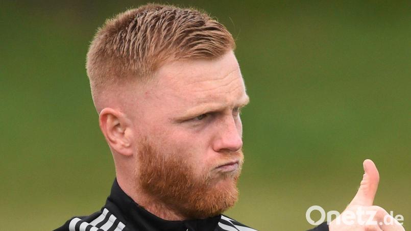 Daumen hoch gab es von Trainer Martin Schuster eher nicht für seine Kicker der SpVgg Vohenstrauß. Nach der Heimpleite gegen Auerbach soll in Schwarzhofen der erste Sieg her. Archivbild: G. Büttner