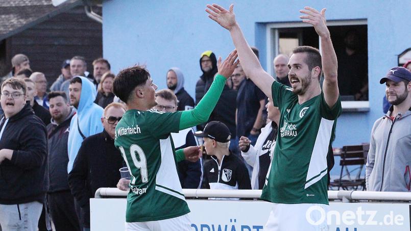 Marco Kießling (rechts) bejubelt zusammen mit David Schraml sein Tor zum 3:1-Endstand in Röslau. In den ersten beiden Partien hat der Torjäger des SV Mitterteich schon drei Treffer erzielt. Archivbild: Peter Perzl