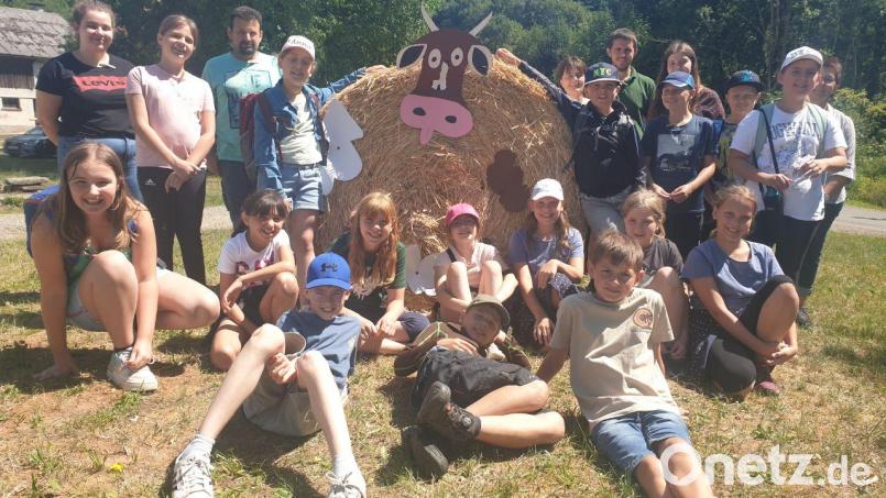Am Ende des Besuchs auf dem Kuschtalhof durften die Viertklässler mit ihrer Lehrerin Andrea Fachtan und Christa Reindl eine Kuh aus Strohballen und Tonpapier gestalten. Bild: Grund- und Mittelschule Kemnath/exb