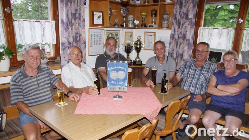 Trifft sich gerne in geselliger Runde im Wirtshaus in Charlottenthal: Der Stammtisch &quot;Alter Fünfer&quot; mit Vorsitzenden Martin Dietl (Dritter von links), Ehrenvorstand Michael Knott (Dritter von rechts) und Ehrenmitglied Sieglinde Knott. Bild: mmj