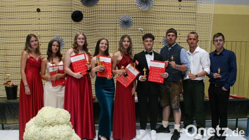Sie haben es geschafft: Im Bild die besten Absolventen der Mittelschule Neunburg. Bild: Effenberger/exb