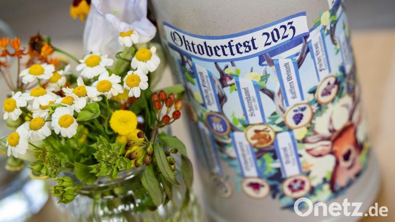 Ein Exemplar des Wiesn Wirte Krugs für das Oktoberfest 2023 steht zur Präsentation. Bild: Lennart Preiss/dpa