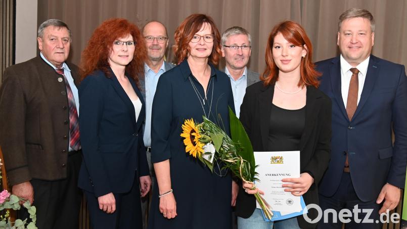 Ehrung der Prüfungsbesten im Friseurhandwerk (von links): Kreishandwerksmeister Hans Weber, die stellvertretende Innungsobermeisterin Bianca Sommer, Oberstudiendirektor Martin Wurdak, Innungsobermeisterin Claudia Rubenbauer, Bürgermeister Franz Badura, die Innungsbeste Melina Heinemann und der stellvertretende Landrat Stefan Braun. Bild: gf