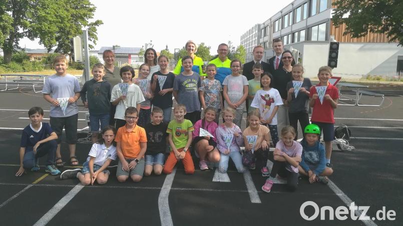 Nach der bestandenen Radfahrprüfung war die Freude an der Montessori-Schule natürlich groß. Bild: Simone Schönfelder/exb