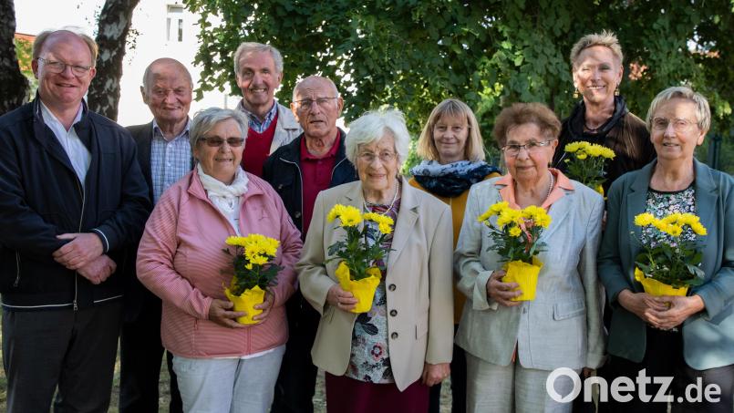 Langjährige Sänger der Kümmersbrucker Kirchenchors werden ausgezeichnet (von links): Pfarrer Wolfgang Bauer, Johann Obendorfer, Veronika Roggenhofer, Josef Roggenhofer, Ludwig Gmelch, Luise Mattulla, Gabi Mattulla, Betty Schmidt, Chorleiterin Susanna Müssig-Wilczek und Rosemie Ignatz. Bild: hbe