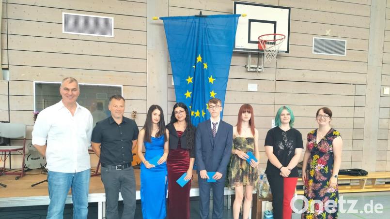 Die Max-Reger-Schule freut sich mit den besten Absolventen: (von links) Klaus Hartmannsgruber (Klassenleiter M10), Rektor Tobias Kick, Alina Trusca, Ioanna Yordanova, Lenny Koch, Anastasia Schledewitz (alle M10), Nadja Waldhier (9a) und Rosanna Birner (Klassenleiterin 9a). Bild: Klaus Hartmannsgruber/exb