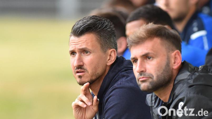 Trainer Michael Riester (links) und Co-Trainer Marco Lorenz trugen zu ihrer aktiven Zeit schon einmal das Trikot des SC Luhe-Wildenau. Bild: A. Schwarzmeier