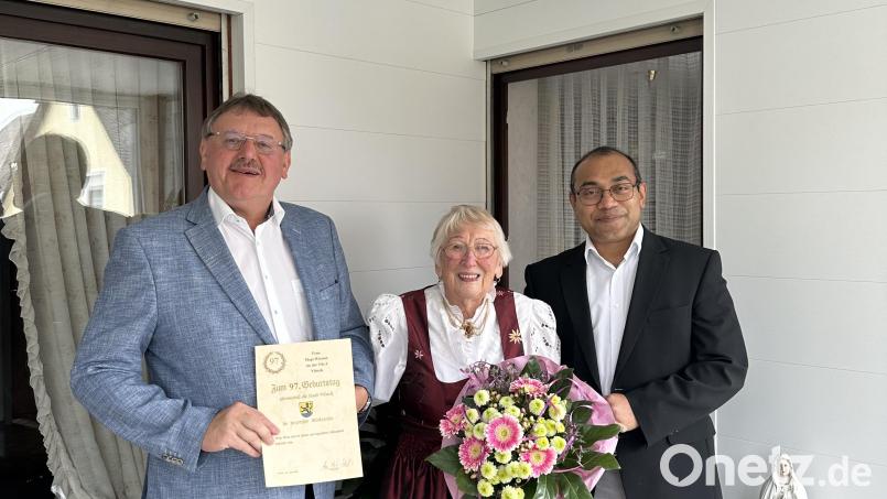Der fitten Jubilarin Maria "Maya" Wiesnet gratulierten Bürgermeister Hans-Martin Schertl (links) und Pater Jimmy zu ihrem 97. Geburtstag. Bild: Stefanie Gradl