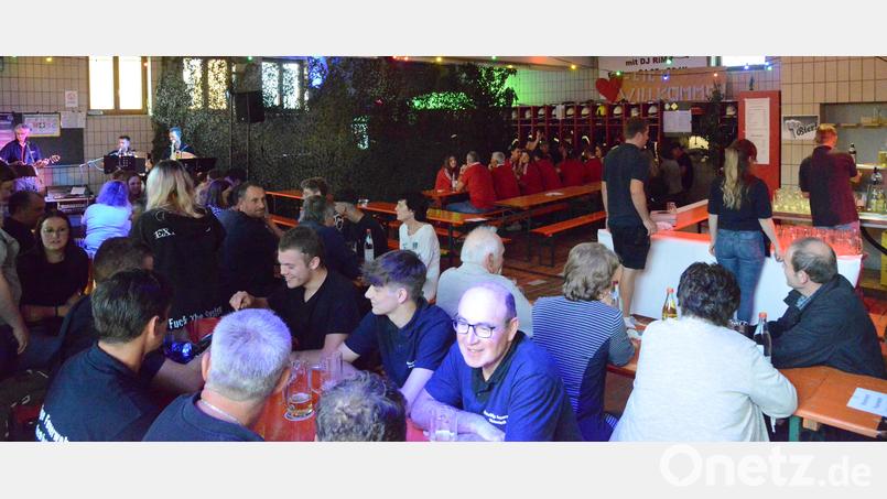 Unter Lampions und im Trockenen lässt es sich gut feiern beim Sommernachtsfest der Feuerwehr Pleystein. Bild: bey
