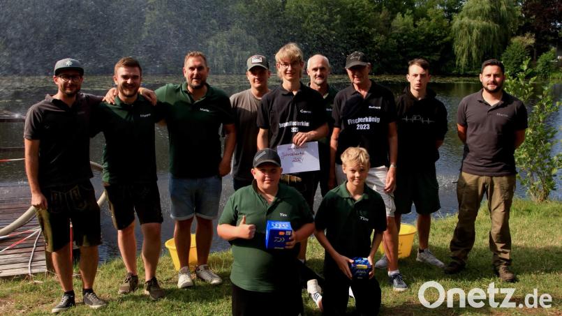Nach dem Hegefischen (vorne, von links): Tim Seebauer und Tim Basler, (hinten, stehend von links) Stefan Dotzler (Vorstandssprecher), Philip Merz (2. Jugendwart) Mario Rauscher (Mitglied Jugendleiterteam), Nils Prösl, Cornelius Lohner (Jugendfischerkönig), Tobias Prösl (Jugendwart) Robert Dotzler (Kassier und Fischerkönig) Johannes Zach und Martin Stadler (Vorstandsteam). Bild: u
