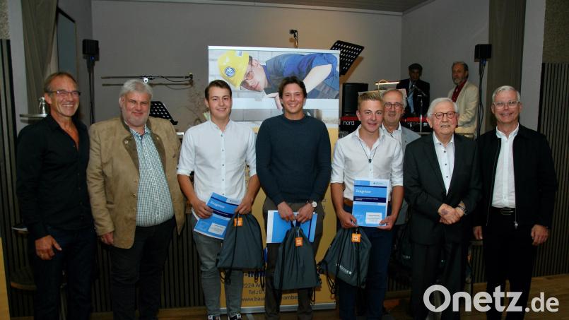 Ehrung der drei Absolventen. Von links: Bernd Kopp (Bau-Innung Sulzbach-Rosenberg), Wolfgang Hummel, (Bau-Innung Amberg) Johann Teich, Samuel Kloss, Jonas Grunner, Franz Mädler (Stellvertretender Landrat), Josef Meier (Meier Betonwerke), Dietmar Melchner (Vertriebsleiter Meier Betonwerke). Bild: gsp