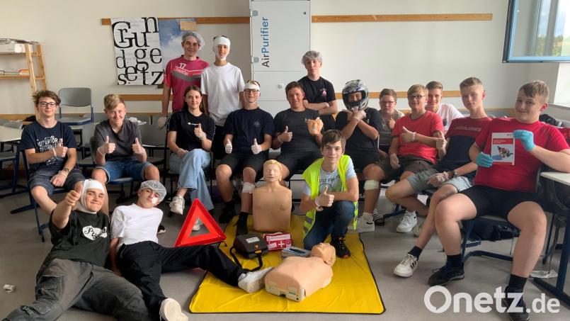 Viel gelernt haben diese Realschüler beim Erste-Hilfe Kurs. Bild: Realschule Kemnath/exb