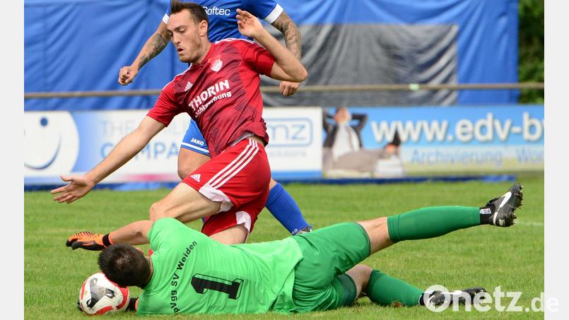 In dieser Szene scheitert Michael Busch (rotes Trikot) von der SpVgg Pfreimd noch an Weidens Schlussmann Marko Smodlaka. Wenig später sorgte Busch aber doch für zumindest den Ausgleich. Bild: ham