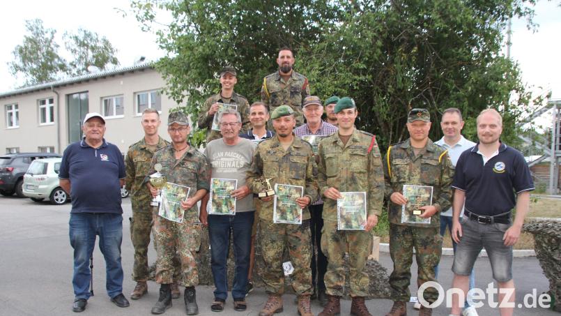 Den Erstplatzierten gratuliert der Vorsitzende der RK Oberviechtach, Werner Müller (links), der Vorsitzende der KSK Oberviechtach Christian Schießl (rechts) und für die Soldaten der Kommandeur des Panzergrenadierbataillons 122, Oberstleutnant Ralf Gregori (Zweiter von rechts). Bild: frd
