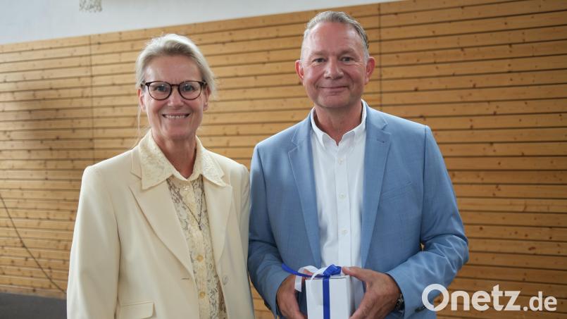 Wechsel an der Spitze der Reha-Einrichtung "Haus des Guten Hirten": Frauke Riegelsberger-Ganglmeier (links) löst Otto Storbeck (rechts) ab. Bild: Hirsch