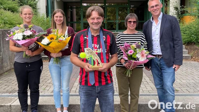 Von links: Die Lehramtsanwärterinnen Magdalena Passauer und Sarah Gradl, der künftige Konrektor Armin Küst sowie Inge Meier und Rektor Peter Danninger. Bild: Peter Danninger/exb