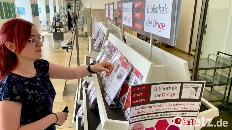 Corinna Dietz von der Kinder- und Jugendbibliothek kontrolliert die Ausleihkarten. Bild: Gabi Schönberger