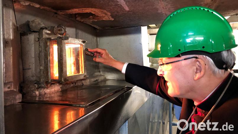 Bei seinem Besuch im Müllkraftwerk Schwandorf blickte Bischof Rudolf Voderholzer auch in das Feuer eine Ofenlinie. Bild: Franz Grabinger/exb