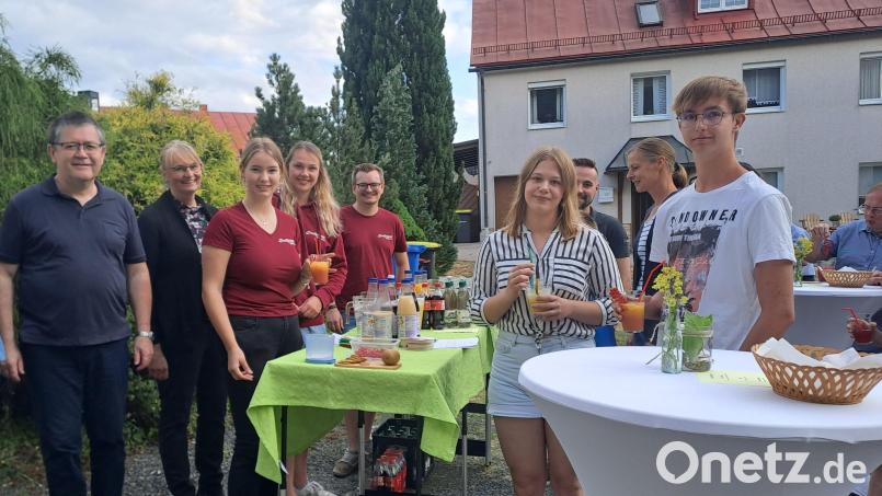 Nach der Segnung auf dem Kirchplatz mit Führerscheinneulingen: Pfarrer Weinberger (links) mit der Dorfjugend und Mitfeiernden. Bild: Pfarrei Mehlmeisel/exb