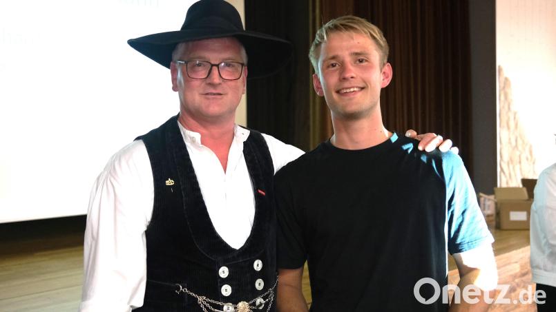 Der Chef und sein erfolgreicher Lehrling: Obermeister Richard Kurz (links) überreichte Benno Holtermann (rechts) den Gesellenbrief. Bild: Hirsch/exb