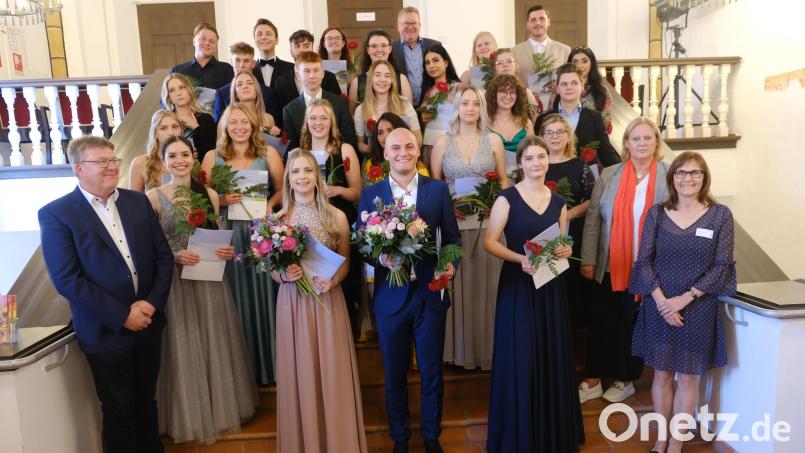20 junge Frauen und acht junge Männer dürfen sich nun Pflegefachfrauen bzw. Pflegefachmänner nennen. Dazu gratulierten Oberbürgermeister Michael Cerny (hinterste Reihe), stellvertretender Klinik-Vorstand Hubert Graf (vorne, links), Schulleiterin Karin Meixner (vorne, rechts) und Pflegedirektorin Kerstin Wittmann (dahinter). Vorn mit Blumensträußen Marina Bauer und Nils Baldauf, die ihr Examen mit einer Eins vor dem Komma schafften. Bild: usc