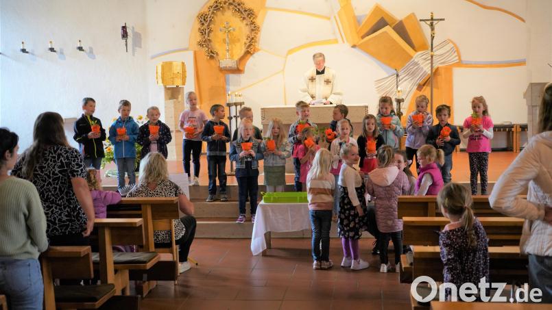 Die Vorschulkinder der Kita St. Josef Waldthurn werden in der Kirche mit einem gesegneten Umhängekreuz sowie einem kleinen Eichenbäumchen "ein Häusl weiter" in die Schule entlassen. Bild: fvo