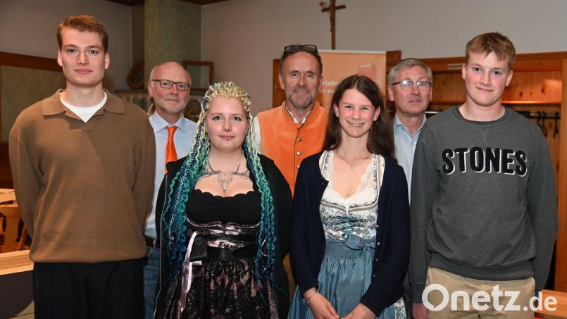 Die prüfungsbesten Junggesellinnen und -gesellen der Schreiner-Innung. Simon Fellner (von links), Sonja Meier, Clara Riederer und Noah Kohl. Hinten Prüfungsausschußvorsitzender Heiner Lippert, Innungsobermeister Richard Siegler und Bürgermeister Franz Badura. Bild: gf