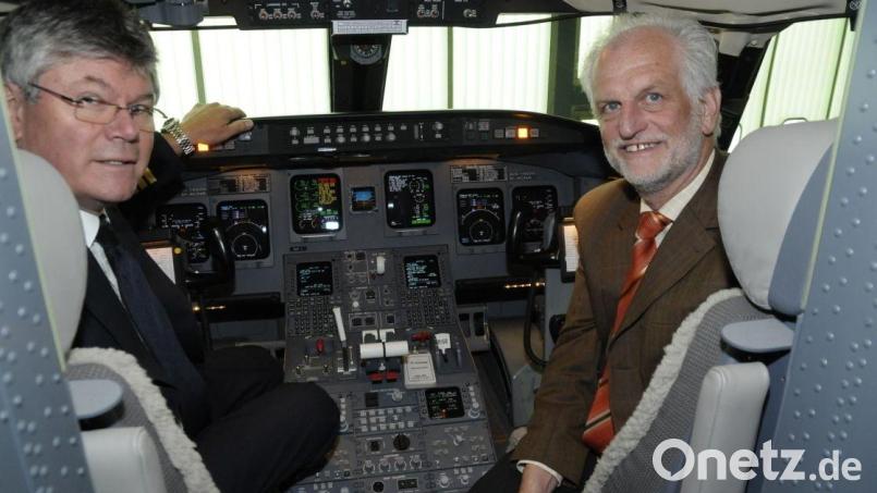 Der frühere Amberger Oberbürgermeister Wolfgang Dandorfer (rechts) nahm 2018 an einer Flugzeugtaufe teil. Der Regional-Jet mit dem Kennzeichen D-ACNA trägt seitdem den Namen &quot;Amberg&quot;. Archivbild: Petra Hartl