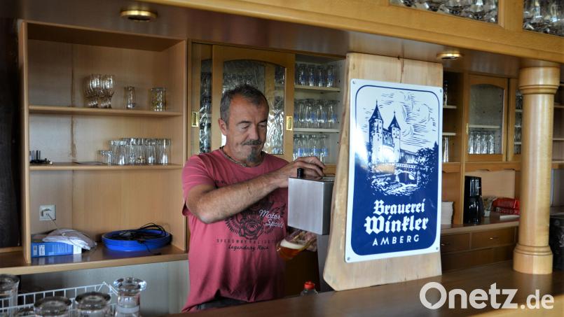 Der neue Pächter der Rödlaser Berghütte, Josef Weiß, steht schon am Zapfhahn. Bild: fdl