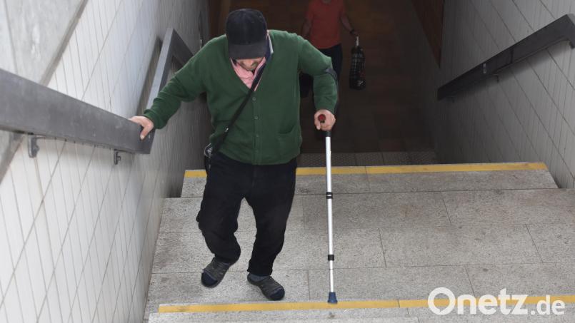 Ein Mann versucht die Treppe der Unterführung am Bahnhof in Wiesau zu bewältigen. In einer Hand hält er eine Krücke. Die Deutsche Bahn kündigte an, den Bahnsteig barrierefrei umzubauen. Wann es soweit sein wird, ist aber unklar. Bild: lue