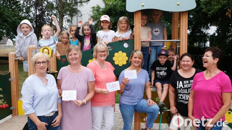 Die Freude bei den Verantwortlichen und den Kindern der drei Schwarzenfelder Kindergärten war angesichts der Spendenbereitschaft des Frauenbundes groß. In drei Summen von jeweils 500 Euro wurde die Gesamtspende gedritttelt. Bild: mab